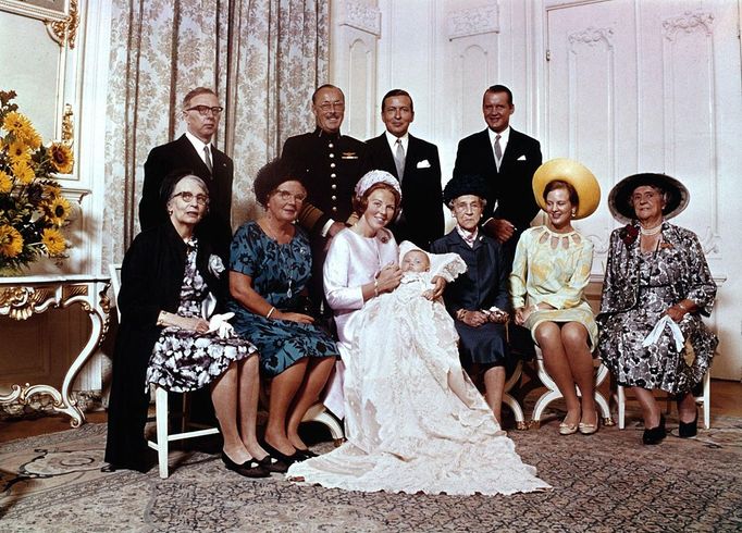 Description: Vorstenhuizen. Staatsieportret tgv de doop van prins Willem-Alexander op 2 september 1967. In het midden de trotse moeder, prinses Beatrix, die de dopeling in doopjurk vasthoudt. Achter haar prins Claus en prins Bernhard, links van haar koningin Juliana. Nederland.