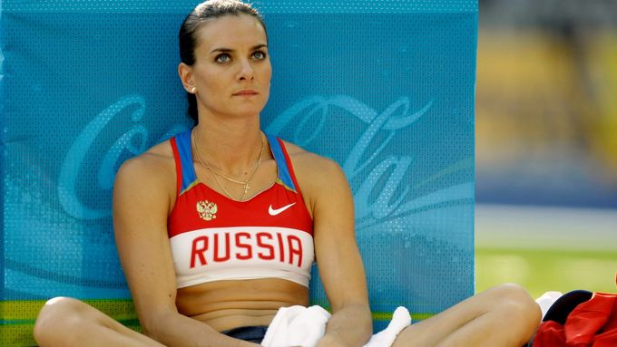 Jelena Isinbajevová se i po mateřství vrátila do špičkové formy, na OH do Ria ovšem kvůli rozsáhlé dopingové aféře, v níž se ocitl ruský sport, nepojede