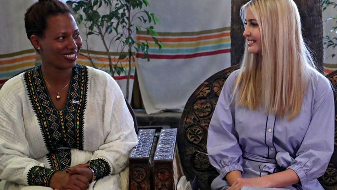 Ivanka Trumpová (vpravo) při setkání s pracovnicemi ve výrobě kávy v etiopském hlavním městě Addis Abebě.