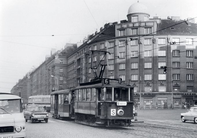 Trať v dnešní Koněvově ulici v roce 1973 — zrušena v roce 1977.