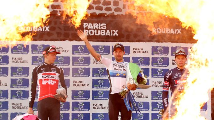 Tradičně mezi plameny slavil Ital Sonny Colbrelli před dvěma lety triumf ve slavném závodě Paris-Roubaix