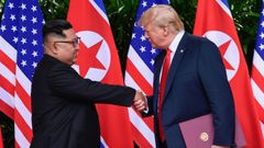 Kim Čong-un a Donald Trump si potřásli rukou.