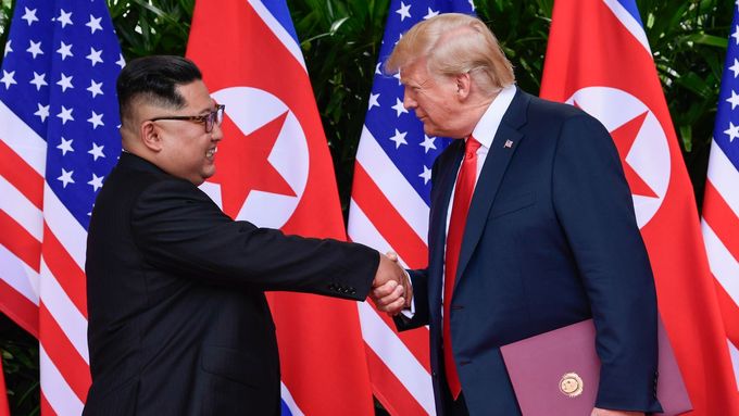 Kim Čong-un a Donald Trump na loňském summitu v Singapuru.