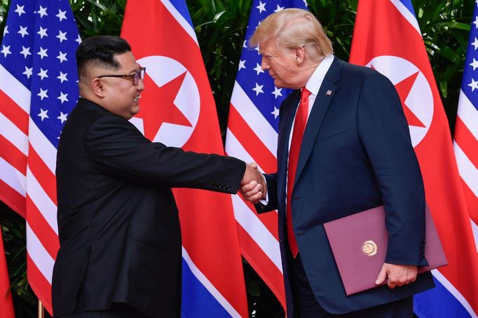 Kim Čong-un a Donald Trump si potřásli rukou.