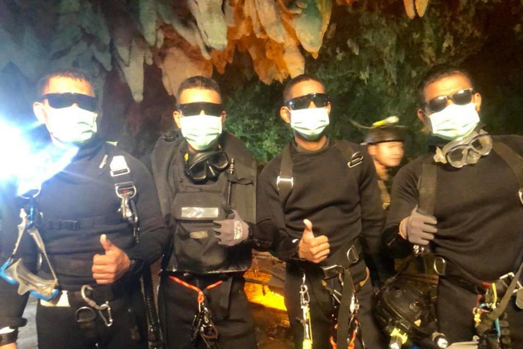 Thajští potápěči, kteří zachránili chlapce z jeskyně