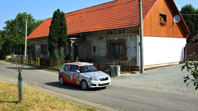 Tragicky zesnulý Jan Jinderle mladší byl navigátorem Petra Máši ve voze Škoda Fabia R2.