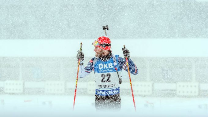 Michal Šlesingr si na trati v německém Oberhofu užil pořádnou sněhovou vánici.