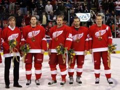 Švédtší olympijští šampioni v dresu Detroitu (zleva) Mikael Samuelsson, Niklas Krönwall, Tomas Holmström, Henrik Zetterberg a Nicklas Lidström ukázali divákům zlaté medaile před utkáním s Phoenixem.