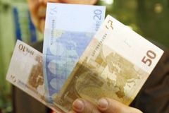 Transakce v eurech zlevní. Banky nesmí chtít diskriminační poplatky, rozhodla EU