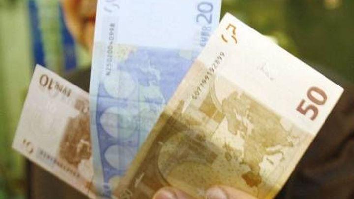 Transakce v eurech zlevní. Banky nesmí chtít diskriminační poplatky, rozhodla EU