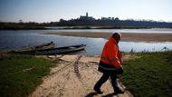 Meteorologové uvádí, že letošní únor byl jedním z nejsušších francouzských únorů od roku 1959, kdy začalo měření. Pohled na nejdelší francouzskou řeku Loira v obci Loireauxence na západě země.