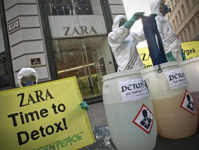 Aktivisté Greenpeace v ochraných oblecích a maskách s transparenty "Toxické látky jsou z módy" a "Zara - čas k DETOXu" před obchodem Zara v centru Budapešti.