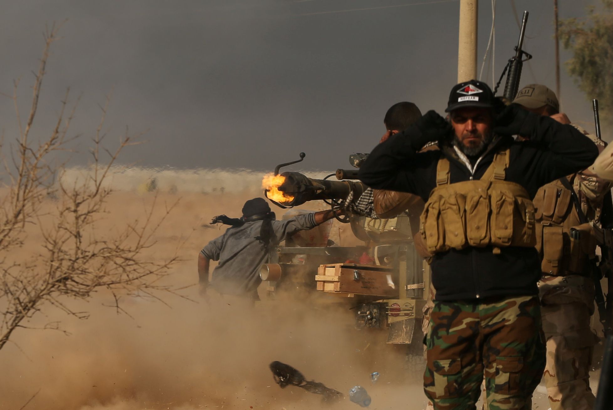 Irácké jednotky se musely stáhnout v Mosulu od řeky Tigris.