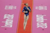 Ruská gymnastka Victorie Komovová během svého vystoupení v olympijském finále ve víceboji.