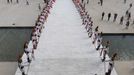 Guards carry the coffin of Oscar Niemeyer at Planalto Palace in Brasilia December 6, 2012. Niemeyer, a towering patriarch of modern architecture who shaped the look of modern Brazil and whose inventive, curved designs left their mark on cities worldwide, died late on Wednesday. He was 104. Niemeyer had been battling kidney and stomach ailments in a Rio de Janeiro hospital since early November. His death was the result of a lung infection developed this week, the hospital said, little more than a week before he would have turned 105. REUTERS/Paulo Whitaker (BRAZIL - Tags: OBITUARY SOCIETY) Published: Pro. 6, 2012, 7 odp.