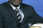 Dva členové výkonného výboru FIFA byli v říjnu 2010 obviněni, že nabízeli za peníze své hlasy při volbě pořadatelů mistrovství světa v letech 2018 a 2022 v Rusku a Kataru. Nigerijec Amos Adamu (na snímku) dostal tříletý zákaz činnosti a pokutu 10 000 švýcarských franků (asi 207 000 korun). Prezident Oceánské fotbalové konfederace Reynald Temarii byl následně zproštěn obvinění z braní úplatků a dostal roční distanc za porušení regulí FIFA v oblasti loajality a diskrétnosti. Kromě nich byli potrestáni čtyři bývalí členové výkonného výboru FIFA celkem na dvanáct let.