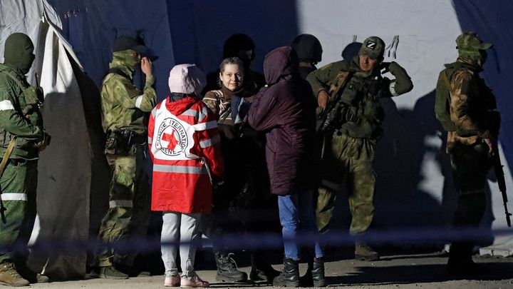 Jeden záchod pro stovky lidí. Rusové drží "nežádoucí" Ukrajince v nuzných podmínkách; Zdroj foto: Reuters