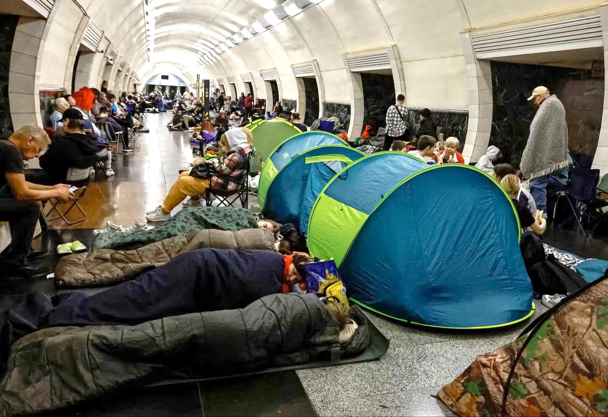 Ukrajina, Kyjev, metro, úkryt, civilisté, nálet, válka, Rusko