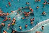 Anebo v Rakousku, kde vyhnala vlna veder davy lidí do vídeňských bazénů.