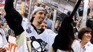 Gólman Marc-Andre Fleury zvedá Stanley Cup.