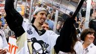 Gólman Marc-Andre Fleury zvedá Stanley Cup.