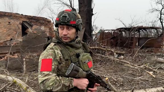 Na snímku je voják v čerstvě dobyté osadě Malaja Lokňa v Kurské oblasti.