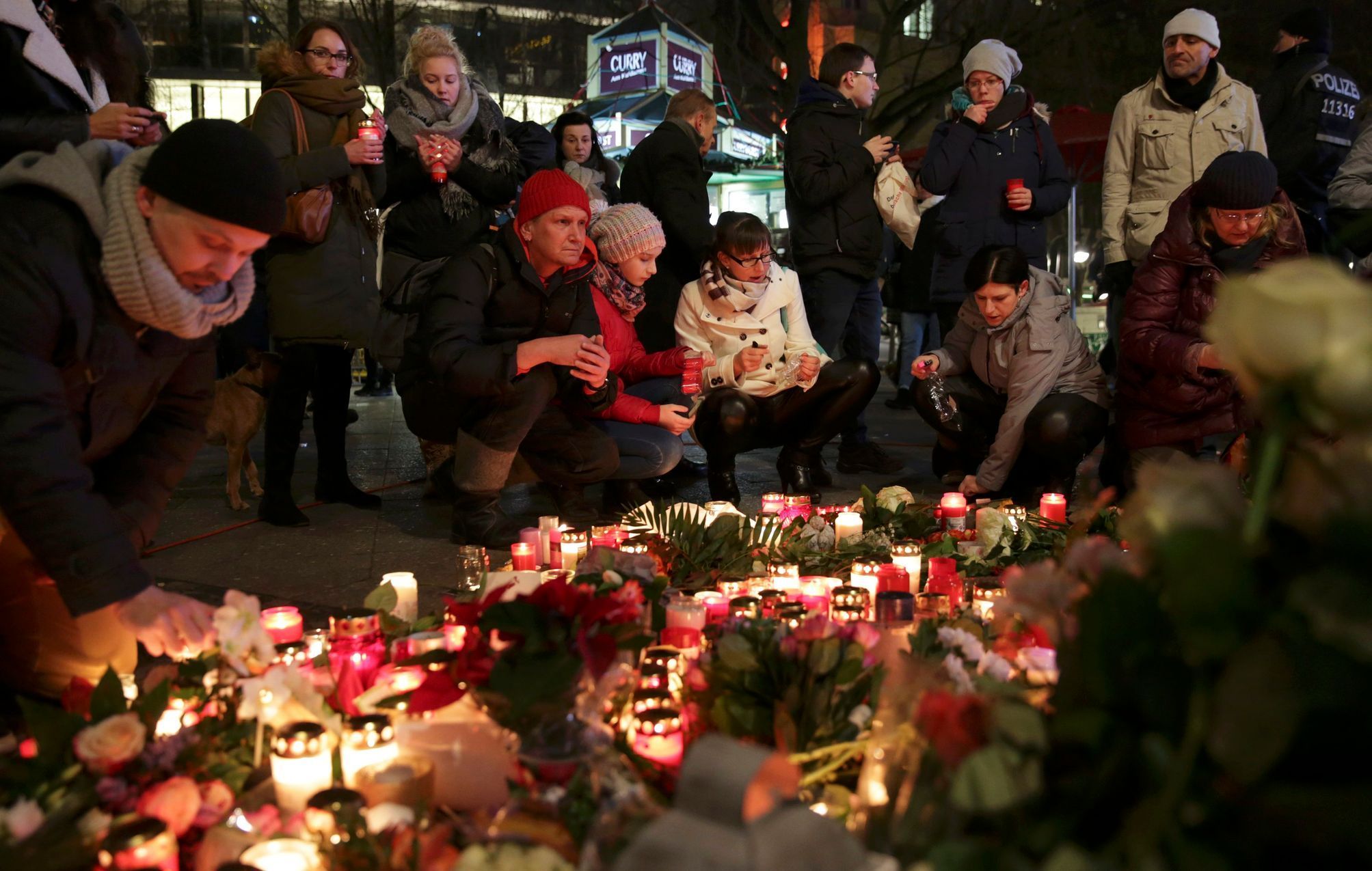Svíčky na místě neštěstí v Berlíně.