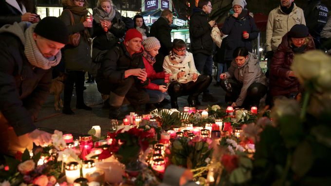Tunisan Anis Amri loni 19. prosince najel uneseným kamionem na vánoční trhy v západní části berlínského centra a zabil 12 lidí včetně jedné Češky.