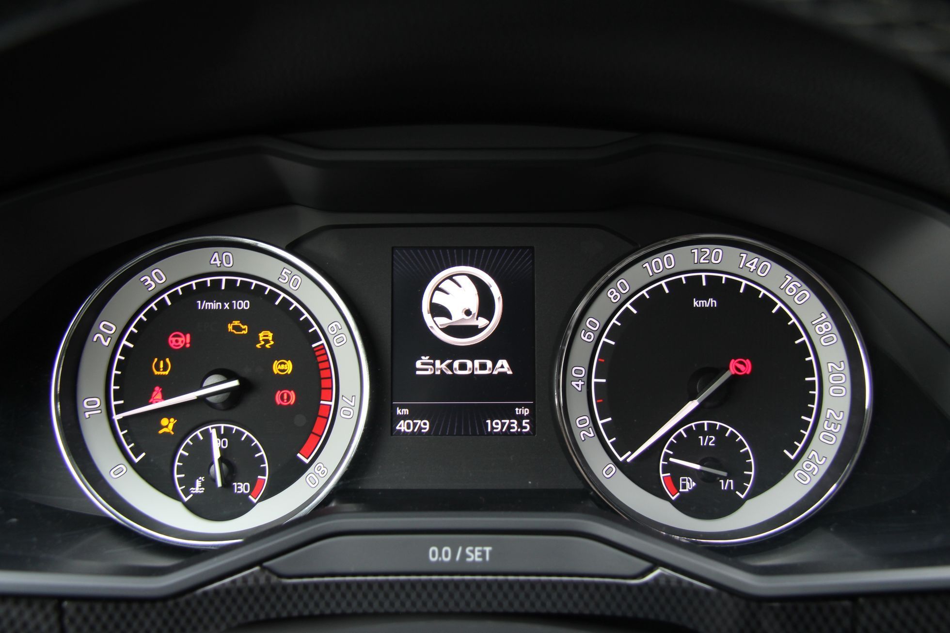 Škoda Superb Combi SportLine 10 přístroje
