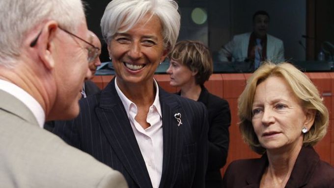 Porada před jednáním ministrů. Zleva prezident EU Herman Van Rompuy, francouzská ministryně financí Christine Lagardeové a španělská ministryně hospodářství Elena Salgadová.
