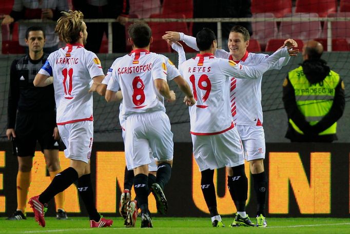 FC Sevilla slaví gól proti Estorilu v Evropské lize