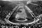 A zde už jsme v Aténách. První novodobá olympiáda začíná. Píše se rok 1896.