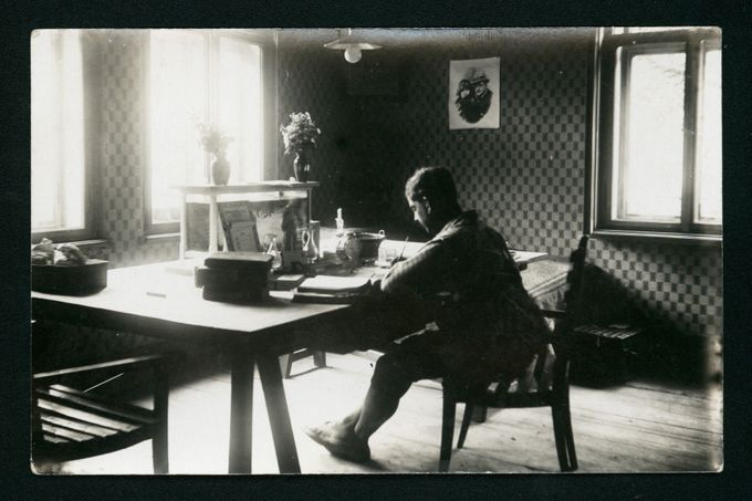 Z. M. Kuděj pracující na nové povídce, 1927.