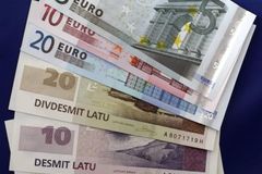Lotyšsko může přijmout euro, souhlasí Evropská komise