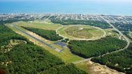 Letiště First Flight, Severní Karolína, USA.  Na tomto letišti se Orville Wright 17. prosince 1903 jako první člověk v historii vznesl v letadle těžším vzduchu a poháněném motorem. Během letu trvajícího 12 vteřin uletěl trasu dlouhou 37 metrů rychlostí 10,9 km za hodinu.