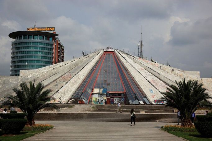 Tiranská pyramida na archivním snímku.