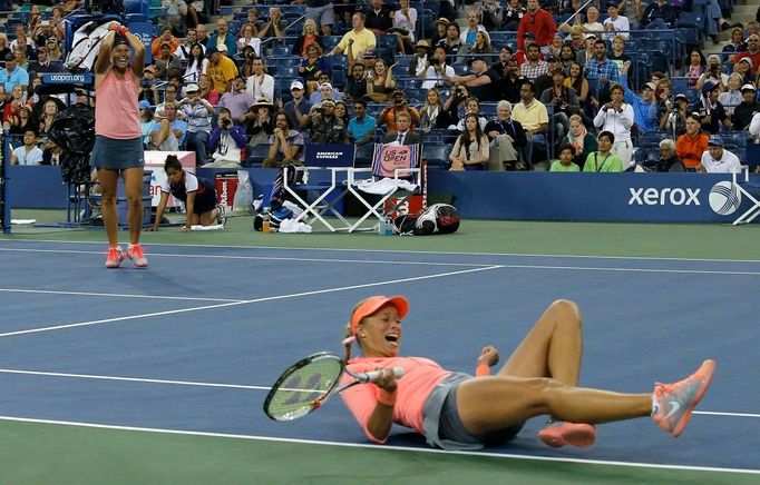 Lucie Hradecká a Andrea Hlaváčková oslavují vítězství na US Open 2013.