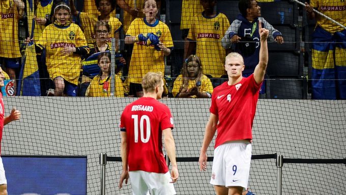 Norský útočník Erling Haaland (vpravo) slaví před švédskými fanoušky jeden ze svých dvou gólů v utkání Ligy národů.