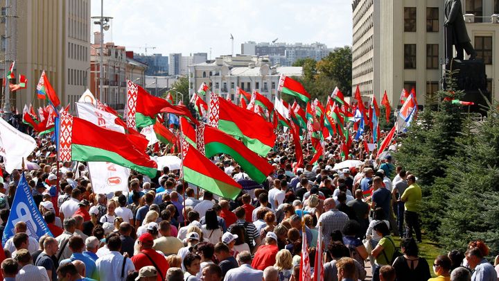Tisíce lidí demonstrují na podporu Lukašenka, do Minsku je přivezly autobusy