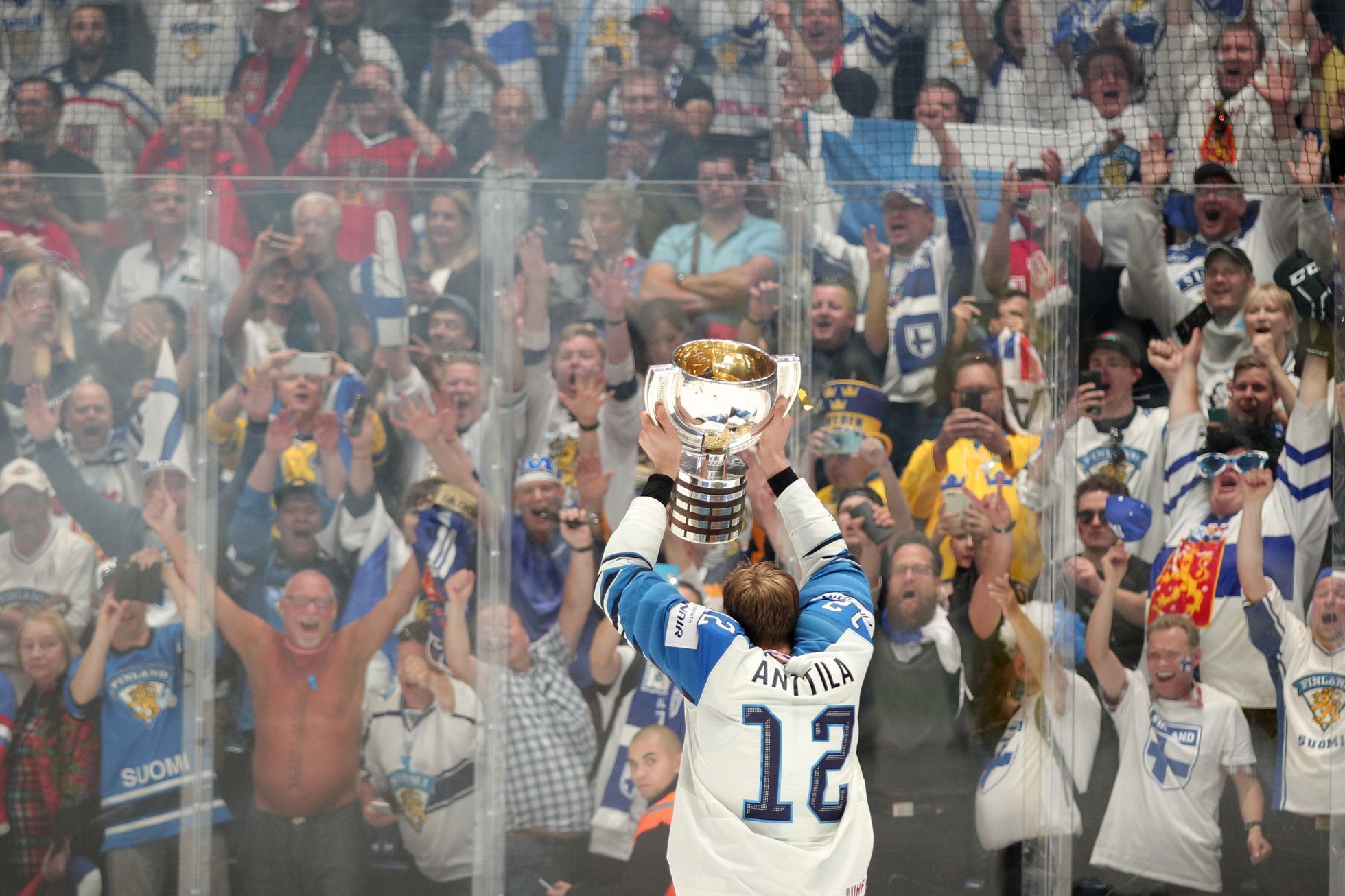Finové slaví vítězství na MS v hokeji 2019