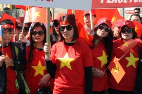 Fotoblog: Čínskou ambasádu oblehla rudá řeka. Vietnamci protestují v Praze proti okupaci svých území