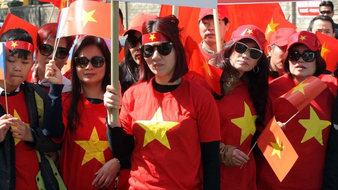Fotoblog: Čínskou ambasádu oblehla rudá řeka. Vietnamci protestují v Praze proti okupaci svých území