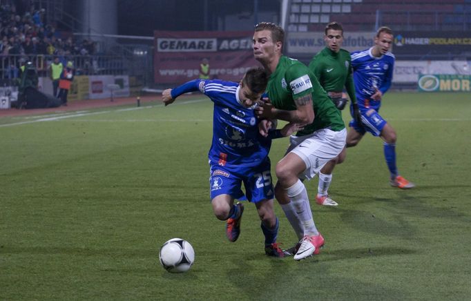 Fotbalista Olomouce Jan Navrátil (vlevo) v utkání proti Jablonci v Gambrinus lize 2012/13.