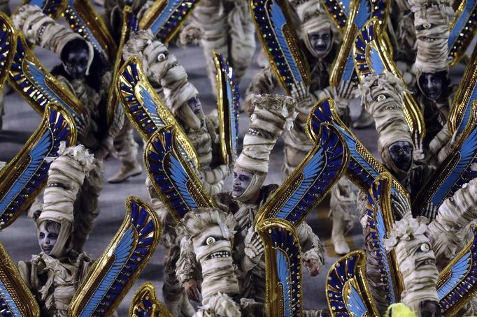 Revellers of the Salgueiro samba school participate on the first night of the annual carnival parade in Rio de Janeiro's Sambadrome, February 10, 2013. REUTERS/Ricardo Moraes (BRAZIL - Tags: SOCIETY) Published: Úno. 11, 2013, 2:36 dop.