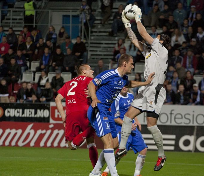 Fotbalista Sigmy Olomouc Zdeněk Klesnil se snaží vstřelit gól před Radkem Petrem a za dohledu Miroslava Krále (vlevo) v utkání 9. kola Gambrinus ligy 2012/13 s Brnem.