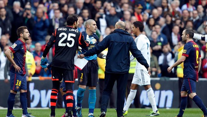 Victor Valdés dostal červenou kartu v zápase 26. kola Primera Division mezi Realem Madrid a FC Barcelona.