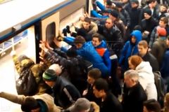 VIDEO Drama v ruském metru. Tak lidé zachránili 70letou ženu