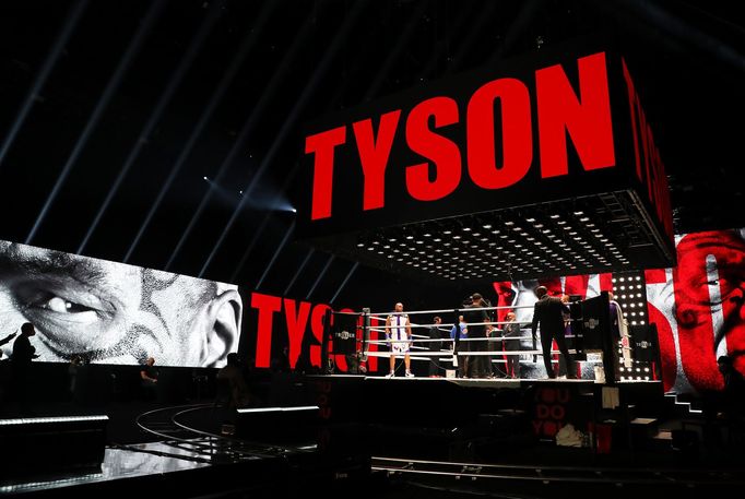 Box Mike Tyson - Roy Jones junior (2020): Nástup Mikea Tysona.