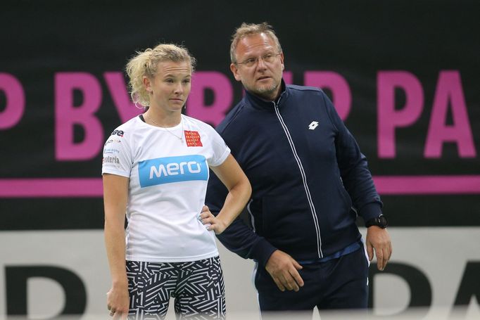 Kateřina Siniaková s otcem Dimitrijem před finále Fed Cupu 2018