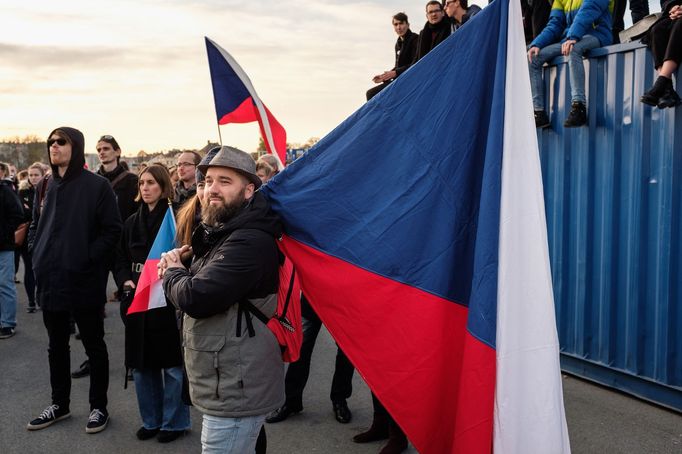 Lidé z Letné (demonstrace 16. listopadu 2019)